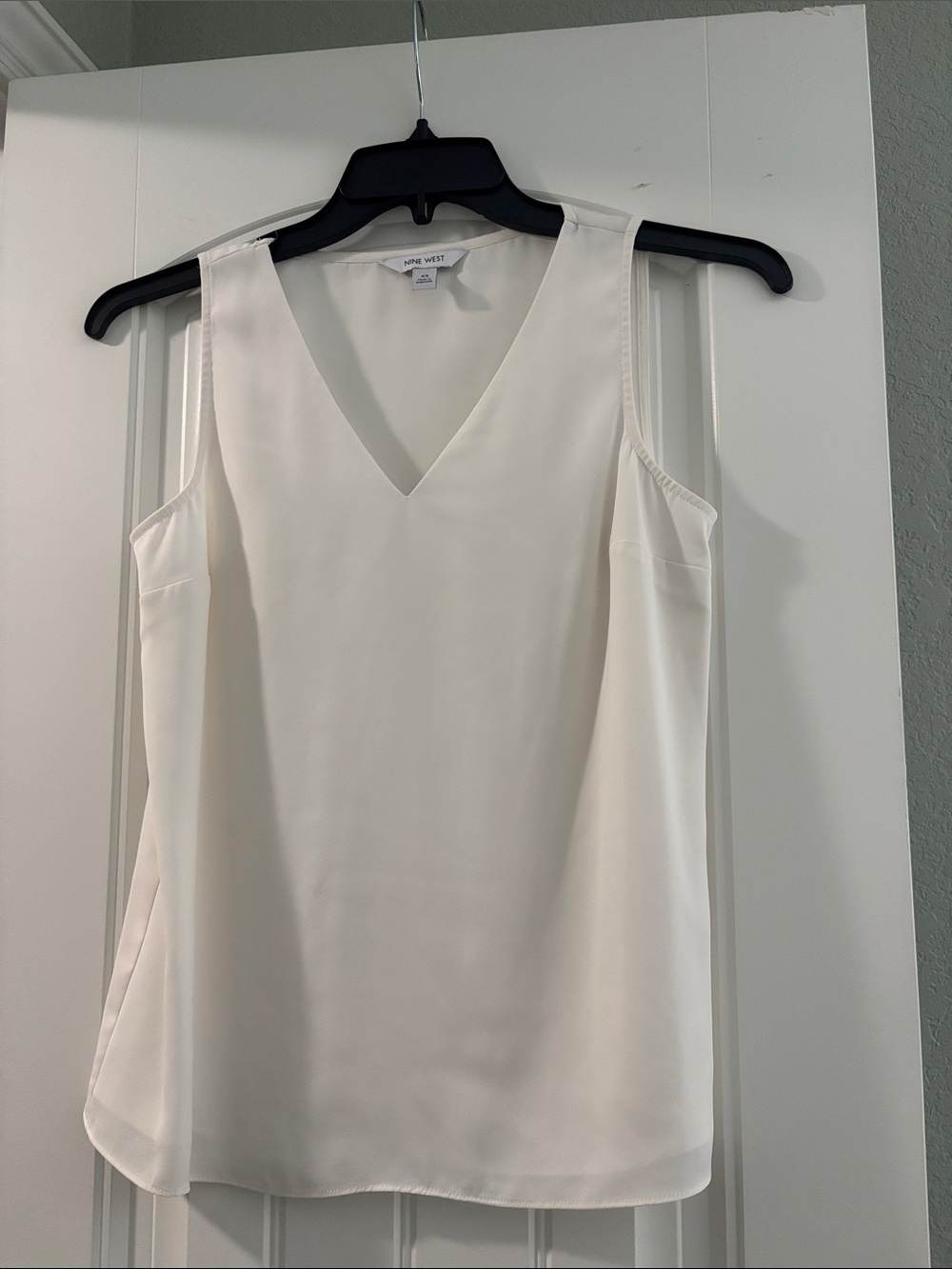 Nine West Cream V-Neck Sleeveless Blouse